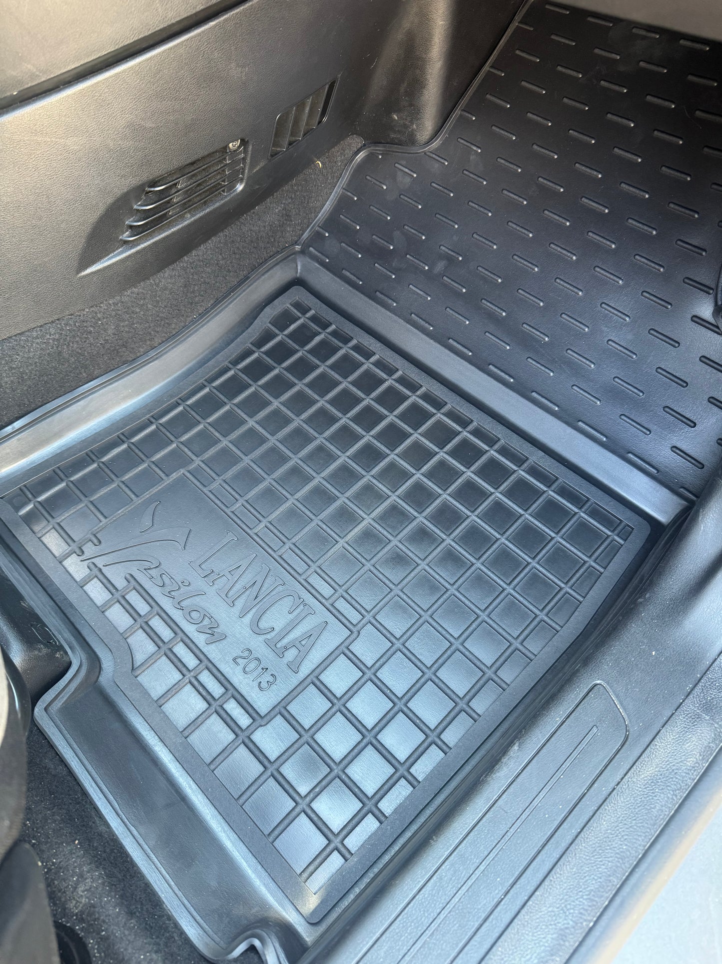 Maßgefertigte Gummimatten für Lancia Ypsilon (2011-2025)