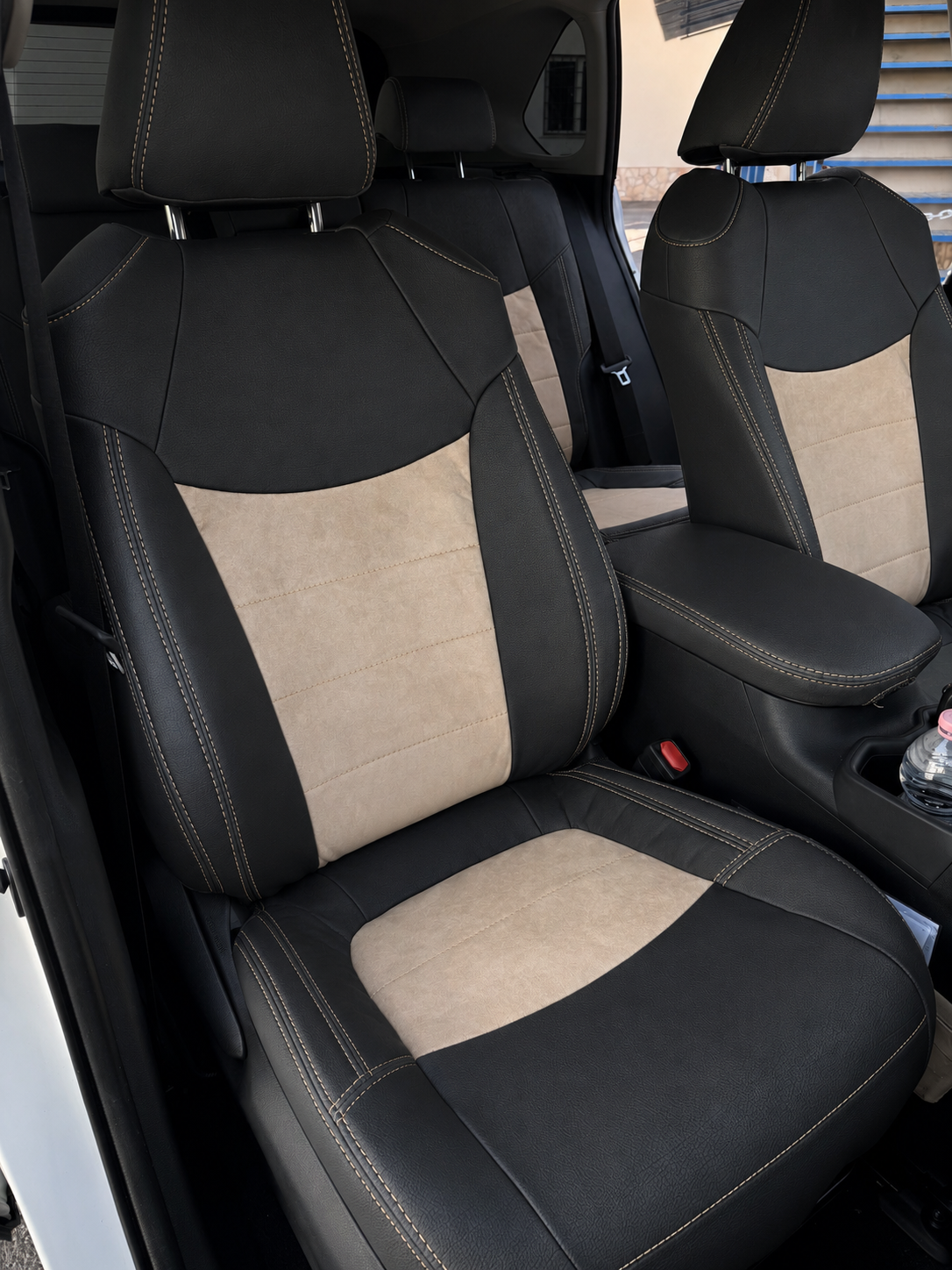 Passgenaue Sitzbezüge für Toyota Rav4 5 Hybrid (2018–2025), Lederoptik
