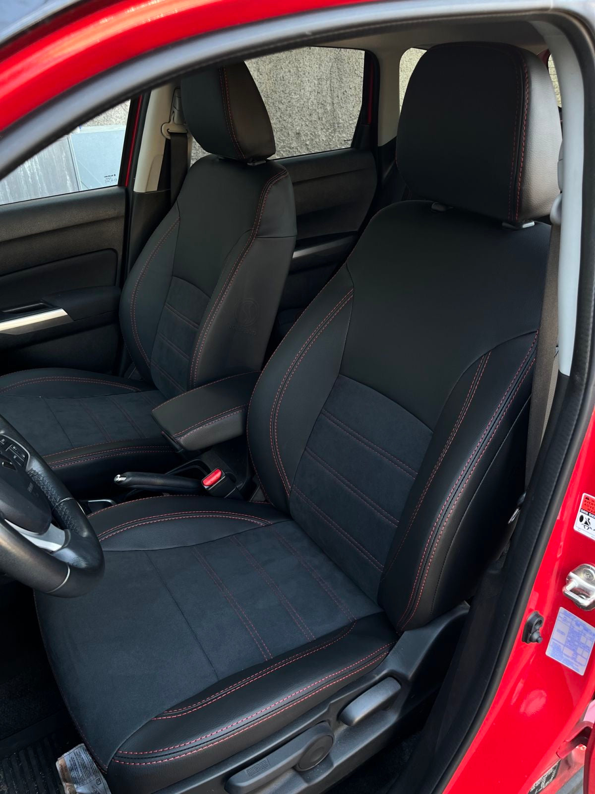 Coprisedili su misura per Suzuki S-Cross (2022-) Leather Style - Nero con cucitura rossa