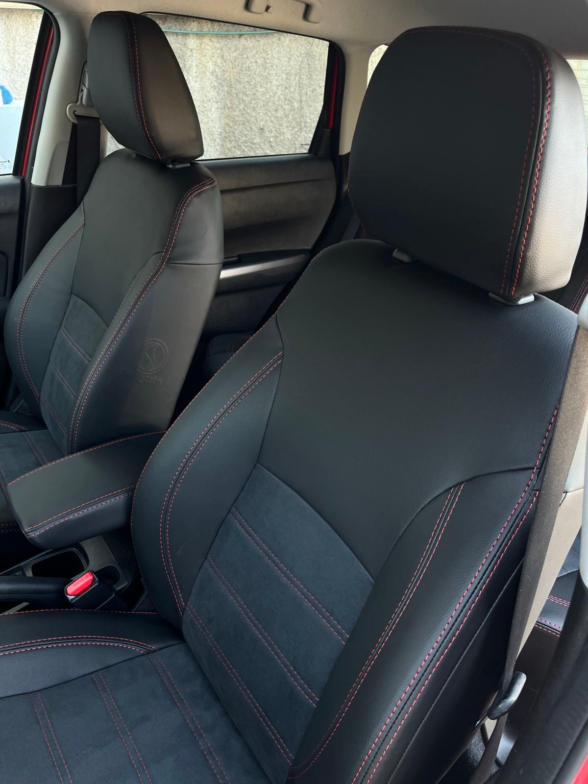 Coprisedili su misura per Suzuki S-Cross (2022-) Leather Style - Nero con cucitura rossa