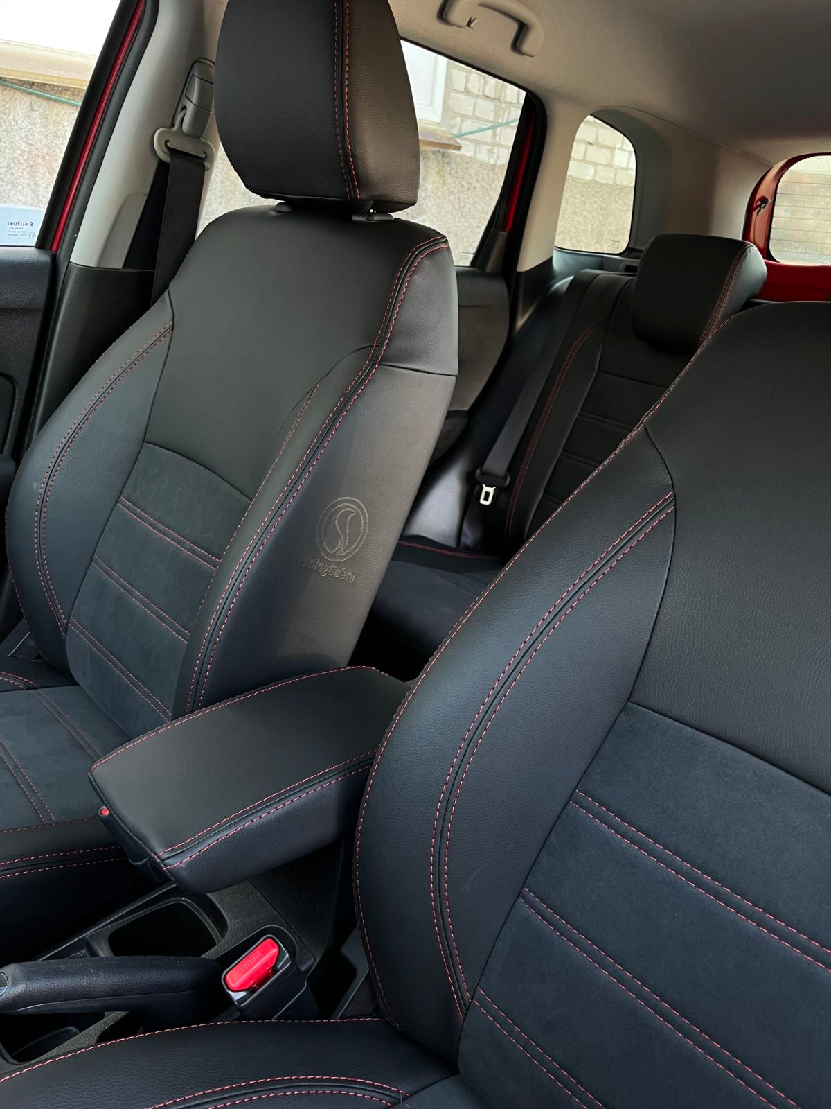 Coprisedili su misura per Suzuki S-Cross (2022-) Leather Style - Nero con cucitura rossa