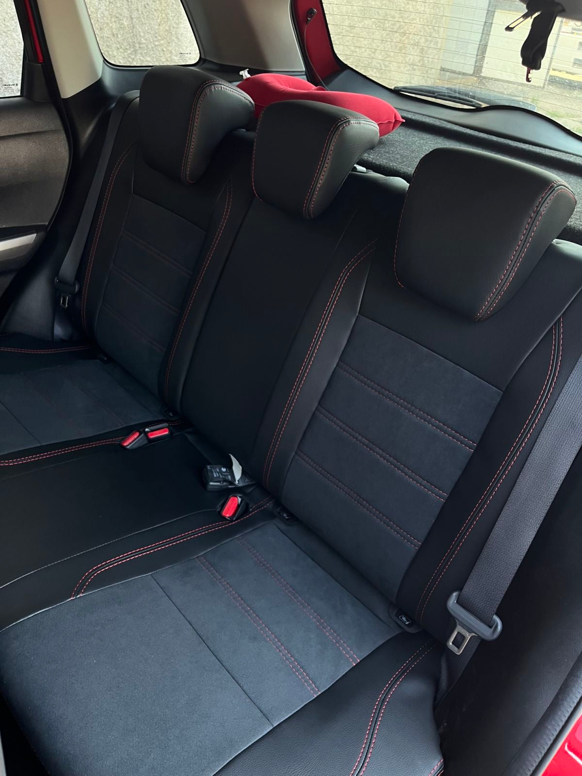 Coprisedili su misura per Suzuki S-Cross (2022-) Leather Style - Nero con cucitura rossa