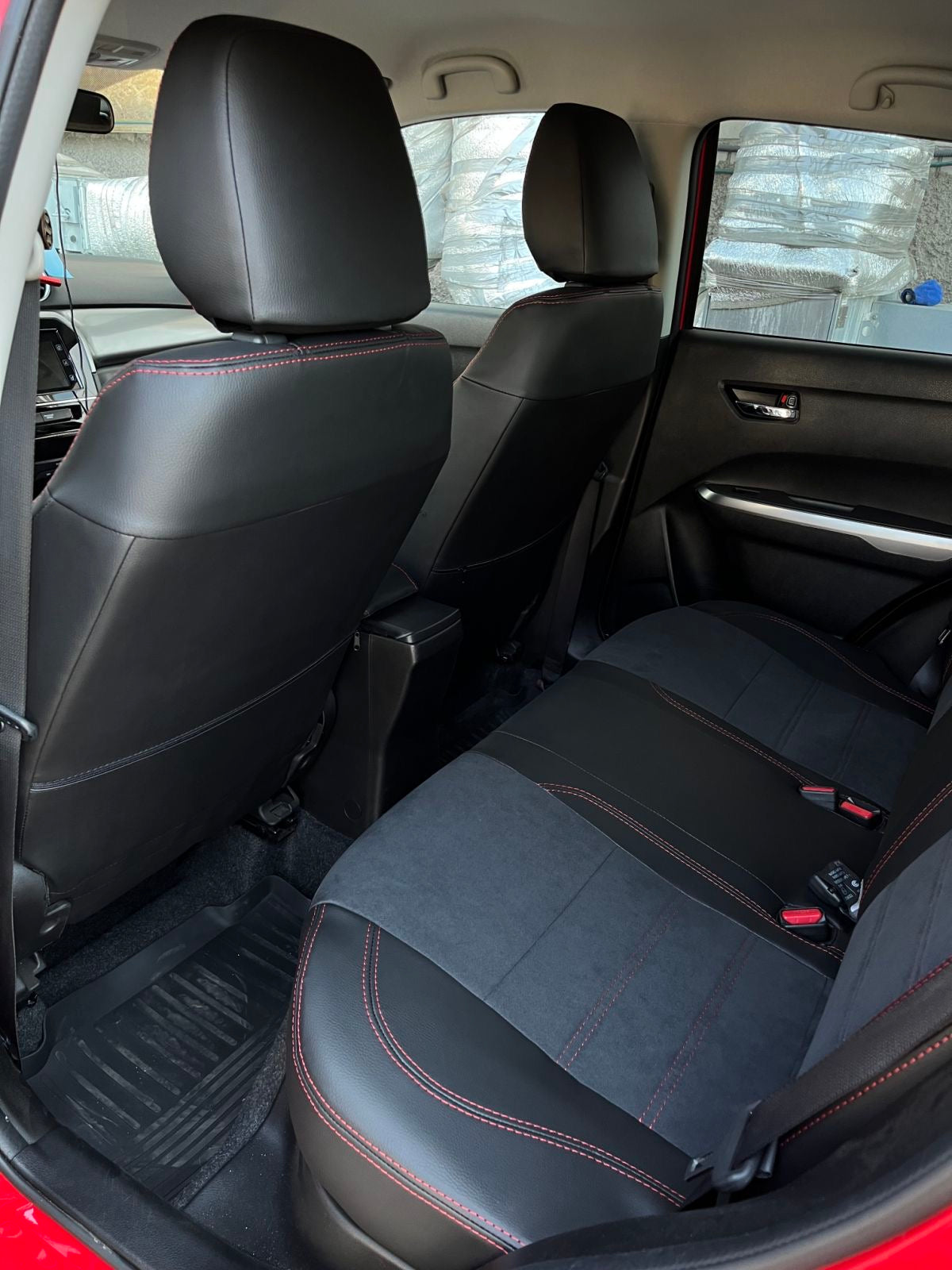 Coprisedili su misura per Suzuki S-Cross (2022-) Leather Style - Nero con cucitura rossa